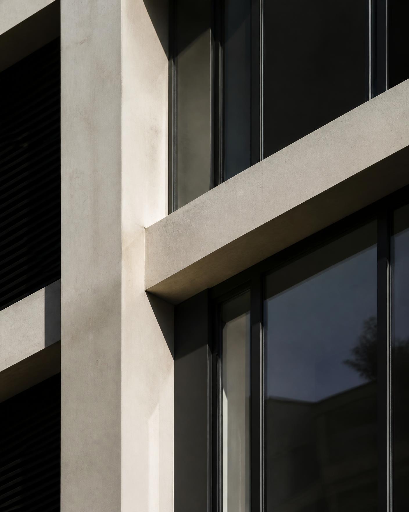 Architektonisches Detail einer sanierten Gebäudefassade